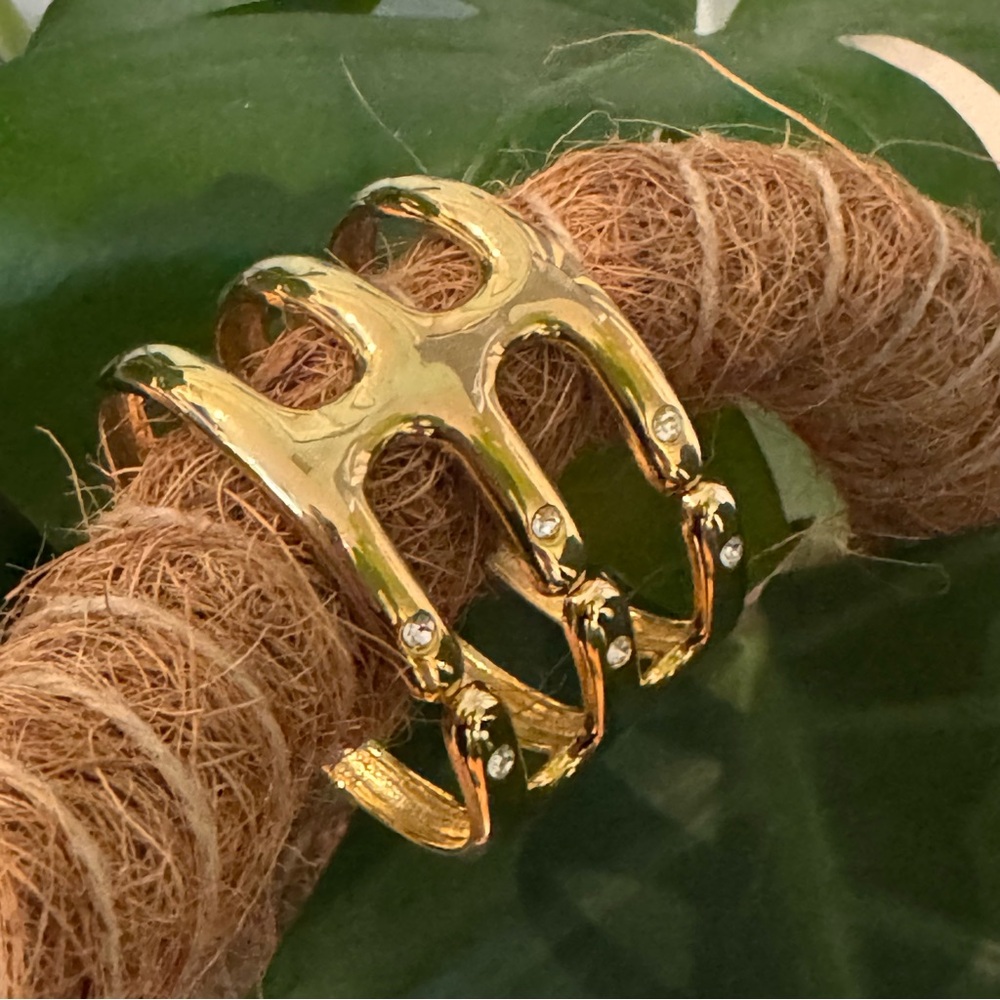 Iris Apfel Estate! Ribbed gold metal bracelet w/ 6 sparkly rhinestone/crystals!
